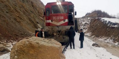 Kopan kayaya tren çarptı, facia ucuz atlatıldı
