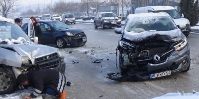 Yollar buz pistine döndü, kaza üstüne kaza oldu