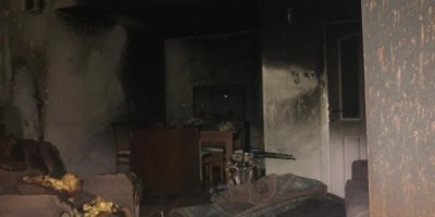 Ev yangınında dumandan etkilenen 2 kişi hastaneye kaldırıldı