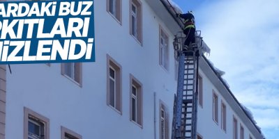 Çatılardaki buz sarkıtları temizlendi