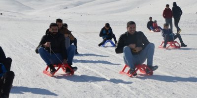 Sokakta çalıştırılan çocukların kayak keyfi