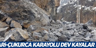 Hakkari-Çukurca karayolu dev kayalar düştü