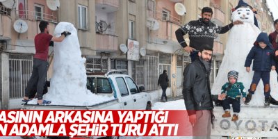 Arabasının arkasına yaptığı kardan adamla şehir turu attı