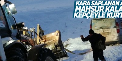 Kara saplanan araçta mahsur kalanlar kepçeyle kurtarıldı