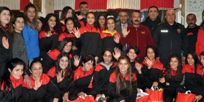 Yüksekovalı kadın futbolculara malzeme desteği