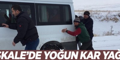 Başkale’de yoğun kar yağışı