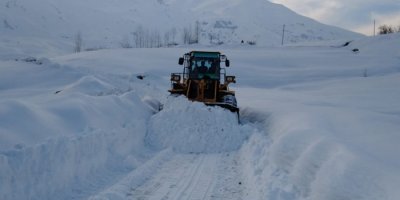 Hakkari’de 42 yerleşim yerinde karla mücadele sürüyor