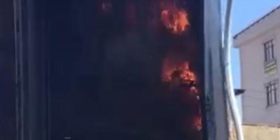 Aşırı yüklemeden dolayı elektrik trafosu yandı