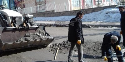 Hakkari’de tahrip olan yollar onarılıyor