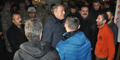 Bakan Akar, Yüksekova'da esnaf ziyareti yaptı