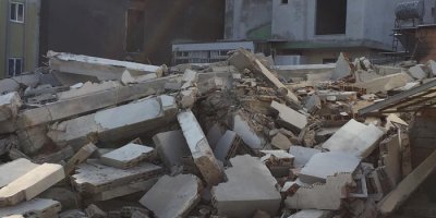 Mersin'de 4 katlı bina çöktü!