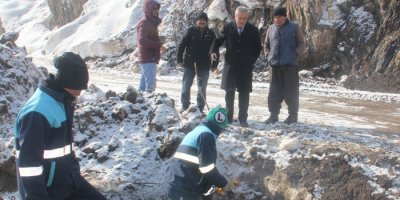Boru patladı, içme suyu metrelerce havaya fışkırdı