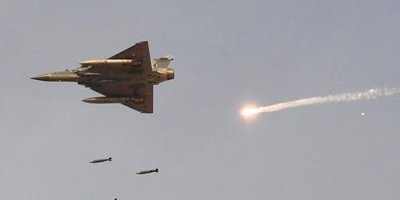 Hindistan Pakistan'ı vurdu