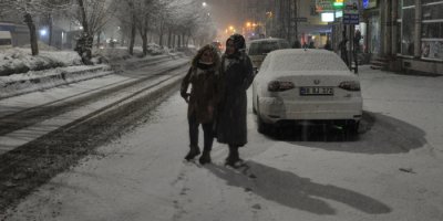Yüksekova’da kar yağışı etkisini arttırdı