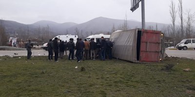 Yoldan çıkan kamyon yan yattı, 1'i ağır 2 kardeş yaralandı