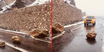 Yüksekova-Van karayoluna kaya düştü