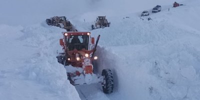 Bahçesaray karayolu çığdan temizleniyor