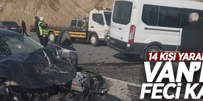 Otomobille minibüs çarpıştı: 14 yaralı