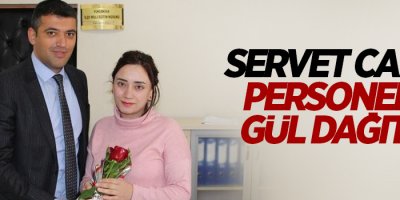 İlçe Milli Eğitim Müdürü Canlı, kadın personele gül dağıttı