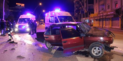 Otomobil park halindeki kamyonete arkadan çarptı: 5 yaralı