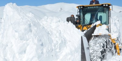 Kardan oluşan tünellerde kepçe’nin zorlu çalışması