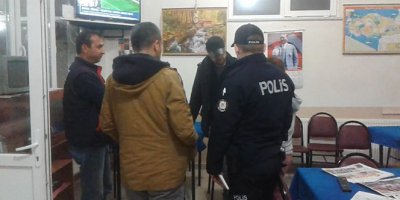 Kahvehanede çay içerken sopalı saldırıya uğradı