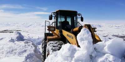 İran sınırında karla mücadele çalışması