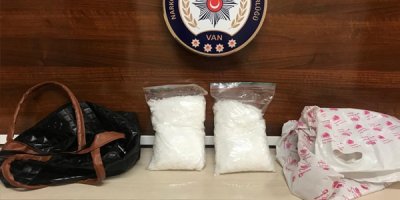 El çantasından uyuşturucu çıktı