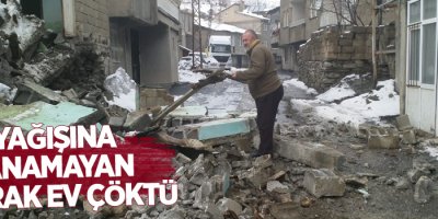 Kar yağışına dayanamayan toprak ev çöktü