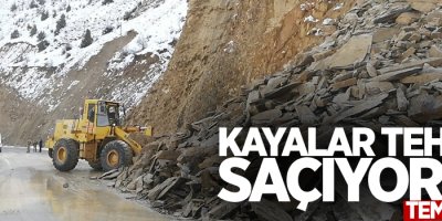 Hakkari-Çukurca karayoluna düşen kayalar temizlendi