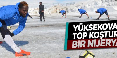Yüksekova'da top koşturan bir Nijeryalı