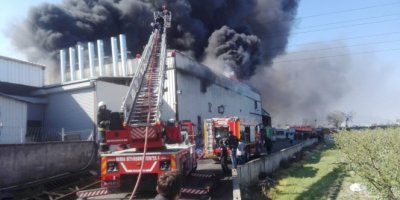 Korkutan fabrika yangını