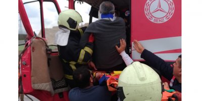 Yol süpürme aracına çarpan kamyonun sürücüsü sıkıştı