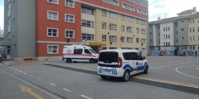 Okul çıkışı 2 lise öğrenci bıçaklandı