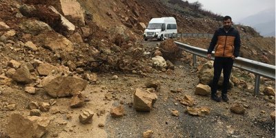 Heyelan köy yolunu kapattı, seçmenler yolda kaldı