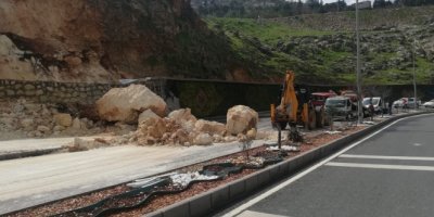 Mardin'de heyelan: Dev kaya parçaları yola düştü