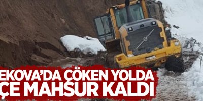 Yüksekova’da çöken yolda kepçe mahsur kaldı