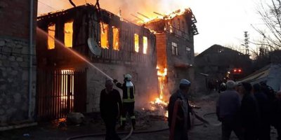 Köyde sabaha karşı çıkan yangında 2 ev yandı