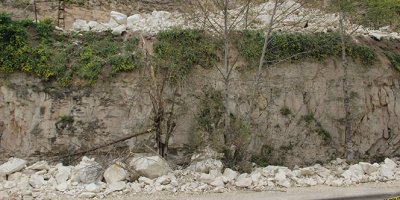 Kayaların koparak yola düştüğü dağ tehlike saçıyor