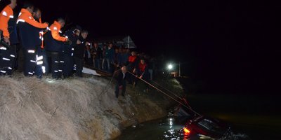Uşak'ta 5 genç otomobille gölete uçtu