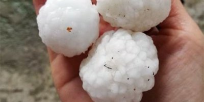 Ceviz büyüklüğünde dolu yağdı, iş yerlerinin çatıları delindi