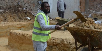 Futbola niyet, inşaata kısmet