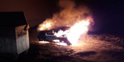 Park halindeki araç yanarak hurdaya döndü