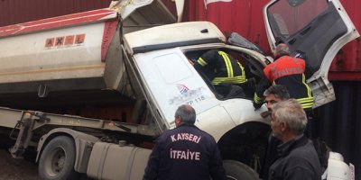 Konteynere çarpan kamyonda sıkışan sürücü yaralandı