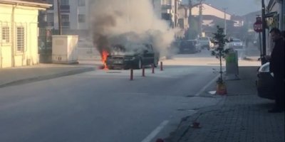Seyir halindeki otomobil alev alev yandı