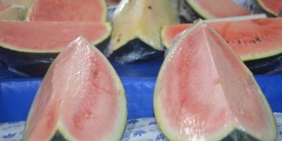 Karpuz pahalı olunca dilim dilim satılıyor