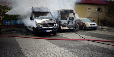 3 araç cayır cayır yandı