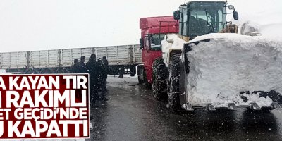 Karda kayan tır 3 bin rakımlı Katapet Geçidi'nde yolu kapattı