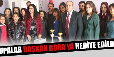 Kupalar Başkan Bora'ya Hediye Edldi