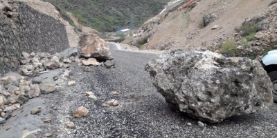 Siirt'te dağdan kopan dev kaya parçaları yolu ulaşıma kapattı